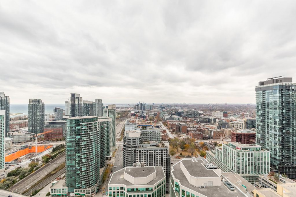 Vacation Hub International - VHI - Simply Comfort. Modern Downtown Apartment