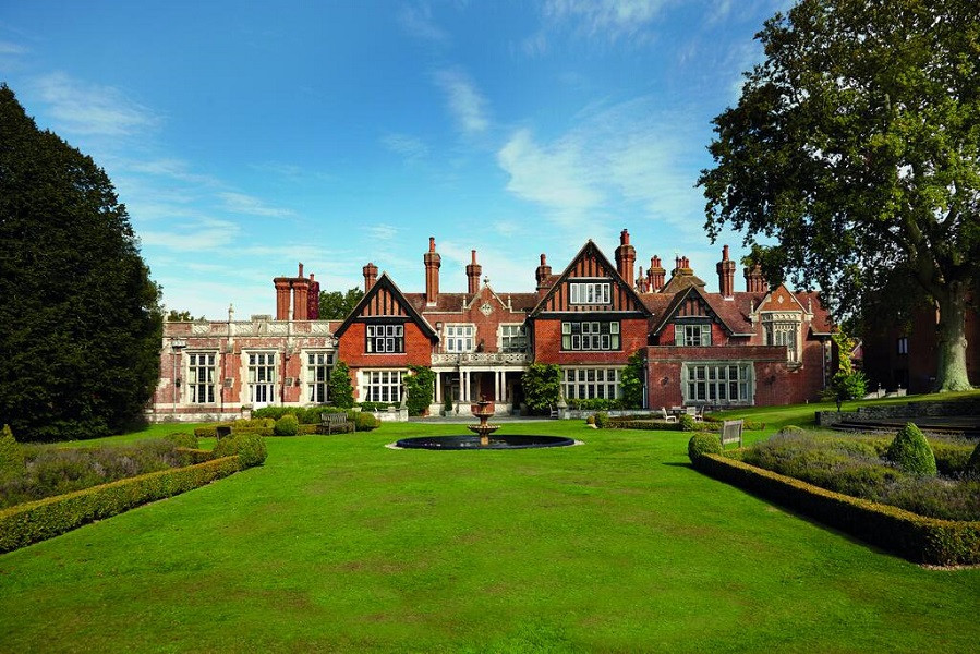Vacation Hub International - VHI - Macdonald Elmers Court Resort