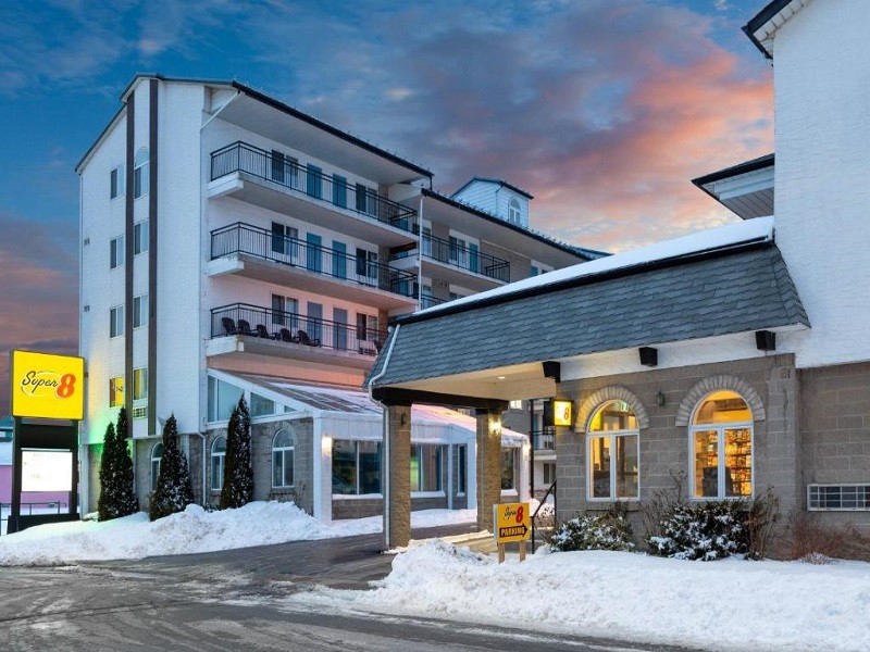 Vacation Hub International - VHI - Super 8 by Wyndham Niagara Falls by the Falls