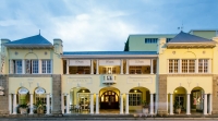  Vacation Hub International | Queens Hotel Main