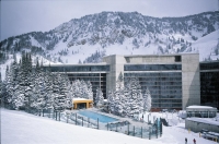  Vacation Hub International | The Cliff Lodge Main