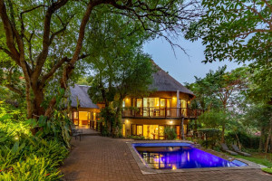  Vacation Hub International | Blue Jay Lodge Main