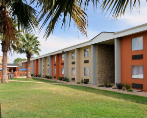  Vacation Hub International | Rodeway Inn & Suites Downtown North Main