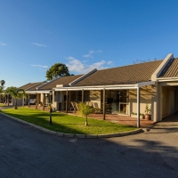  Vacation Hub International | Sunshine Bay Beach Club Main