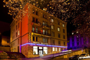  Vacation Hub International | Bristol Hotel Main