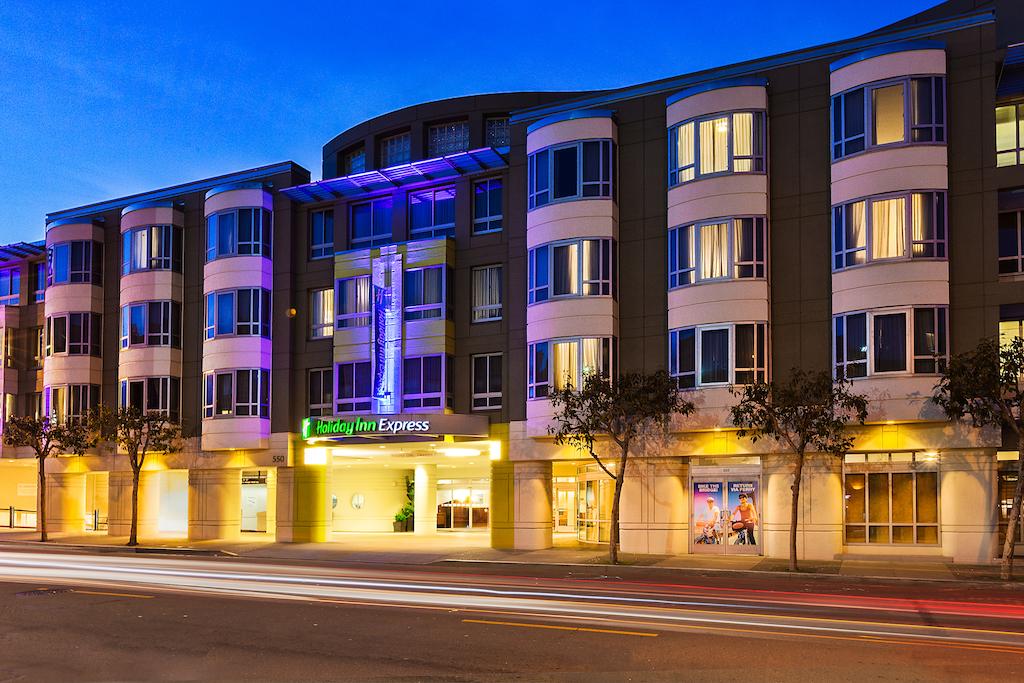 Vacation Hub International | Holiday Inn Fishermans Wharf Main