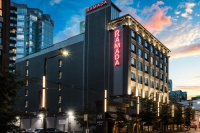  Vacation Hub International | Ramada Inn &  Suites Downtown Vancouver Main