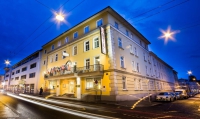  Vacation Hub International | Goldenes Theater Hotel Main