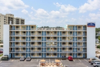  Vacation Hub International | Howard Johnson by Wyndham Virginia Beach At The Beach Main