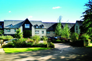  Vacation Hub International | Oxford Spires Hotel Main