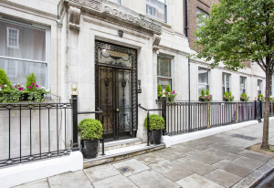  Vacation Hub International | Astor Court Hotel Main