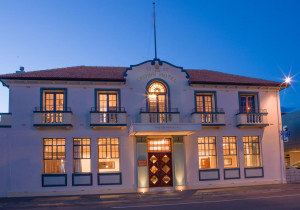  Vacation Hub International | The Crown Hotel Main