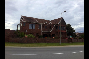  Vacation Hub International | 88 de Mist - Upstairs Unit Main