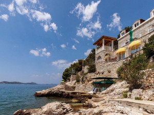  Vacation Hub International | 5 Bedroom Apartment with Balcony and Sea View in Lozica nea Main