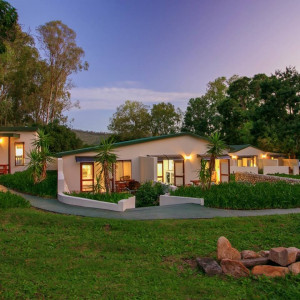  Vacation Hub International | Eastbrook River lodge Main
