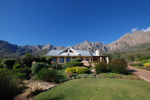  Vacation Hub International | Kingsbury Cottage Main