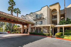  Vacation Hub International | Comfort Inn & Suites Orange County John Wayne Airport Main