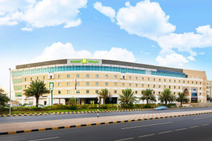  Vacation Hub International | Holiday Inn Muscat al Seeb Main