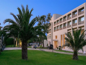  Vacation Hub International | Plaza Resort Hotel Main