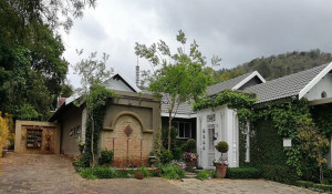  Vacation Hub International | At 98 on Lynburn Guest House Main