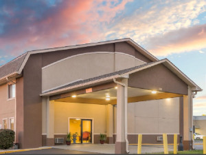  Vacation Hub International | Super 8 by Wyndham Shelbyville Main