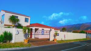  Vacation Hub International | Bay Breeze Guesthouse Main