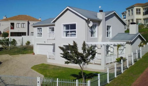  Vacation Hub International | Spacious Beach House Main