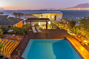  Vacation Hub International | Blushing Bride Main