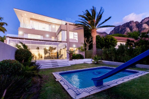  Vacation Hub International | Villa on 1st Crescent Main