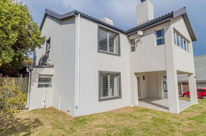  Vacation Hub International | Pringle Bay Beach House Main