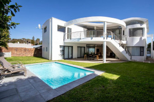  Vacation Hub International | Lighthouse on Grotto Main