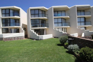  Vacation Hub International | 4 van Pletten Main