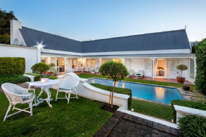 Vacation Hub International | Swallow's Loft Self Catering Villa Hermanus Main