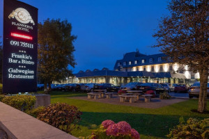  Vacation Hub International | Flannery's Hotel Main