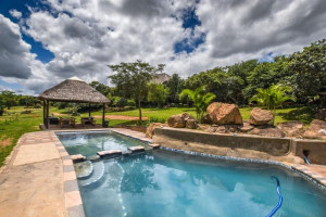  Vacation Hub International | Wild Medlar Accommodation and Venue Main