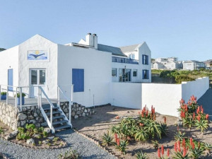  Vacation Hub International | Whale Tale Beach House Main