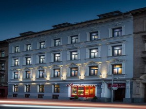  Vacation Hub International | Hotel Lucia Main
