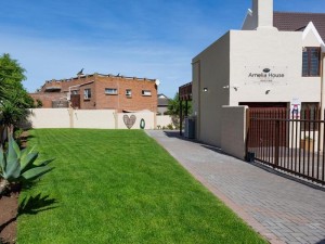  Vacation Hub International | Arnelia House Main
