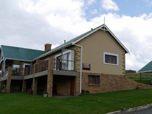  Vacation Hub International | Views in Clarens Main