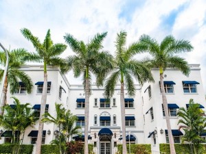  Vacation Hub International | Blue Moon Hotel Main