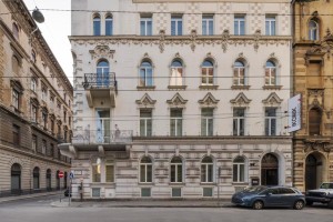 Vacation Hub International | Ikonik Parlament Main