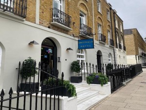  Vacation Hub International | Crestfield Hotel Main