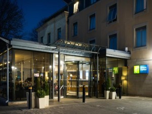  Vacation Hub International | Holiday Inn Express Bath, an IHG Hotel Main