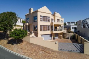  Vacation Hub International | Ocean View living Main