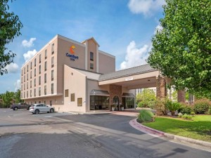 Vacation Hub International | Comfort Inn University Area Main