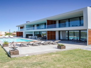  Vacation Hub International | Hilltop Bayview Luxury Apartments Main