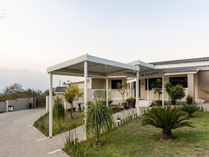  Vacation Hub International | Point R40 Lodge - Conference, Self Catering & Spa Main