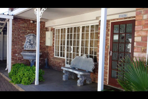  Vacation Hub International | Victorian Guest Lodge Room