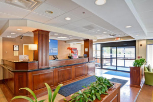  Vacation Hub International | Holiday Inn Express Boston Room