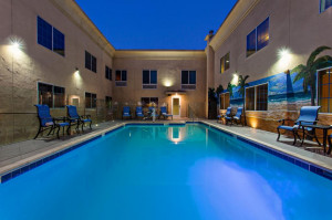  Vacation Hub International | Holiday Inn Express & Suites Hollywood Walk Of Fame Room